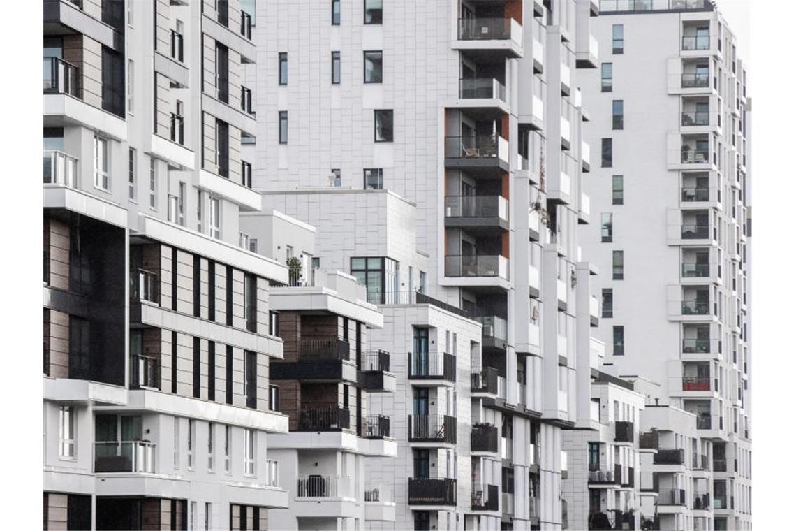 Studie: So viel vom Gehalt zahlen Großstädter für die Miete Gut ein Viertel der Haushalte in deutschen Großstädten muss mindestens 40 Prozent des Einkommens für Warmmiete und Nebenkosten aufwenden. Foto: Marcel Kusch/dpa
