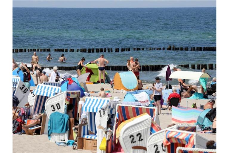 Gut gefüllt ist der Ostseestrand vor dem Yachthafen in Kühlungsborn. Doch die Maßnahmen in der Corona-Pandemie haben dem Tourismus in Deutschland auch das zweite Jahr in Folge hart zugesetzt. Foto: Bernd Wüstneck/dpa-Zentralbild/dpa