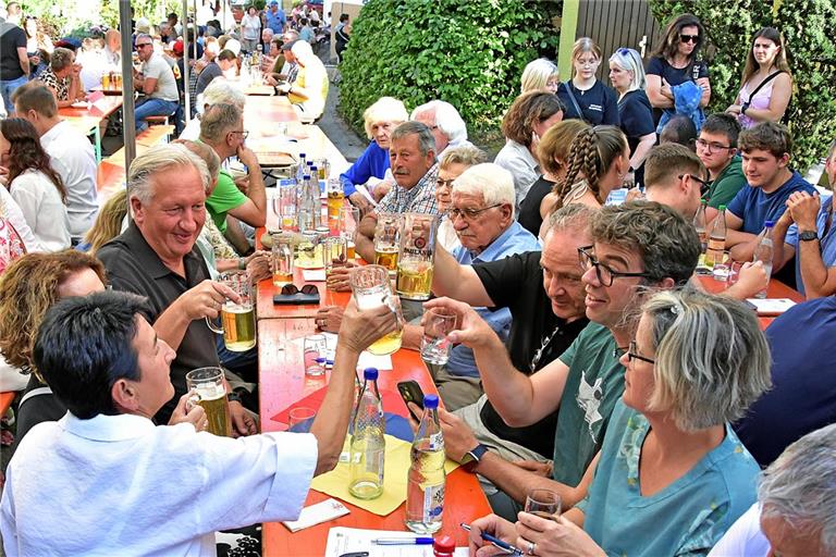 Gut gefüllte Gassen und fröhliche Stimmung: Beim Gässlesfest in Erbstetten wurde ausgelassen gefeiert. Fotos: Tobias Sellmaier