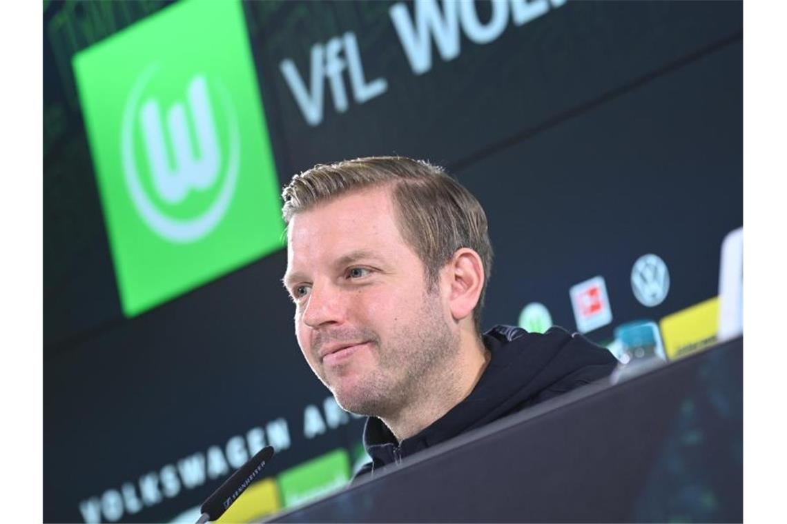 Neuer Wolfsburg-Coach Kohfeldt: Mannschaft ist intakt Gut gelaunt: Neu-Wolfsburg-Coach Florian Kohfeldt bei seiner Vorstellung beim VfL. Foto: Hauke-Christian Dittrich/dpa