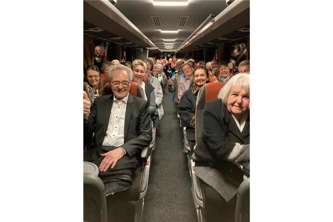Musical Tina: Dramatisches Märchen mit Happy End Gut gelaunt, tief bewegt und voller Vorfreude auf die nächste Ausfahrt geht es zurück nach Backnang. Vorn im Bild Erhard Beck (links) und Marlies Haffner (rechts). Foto: privat: