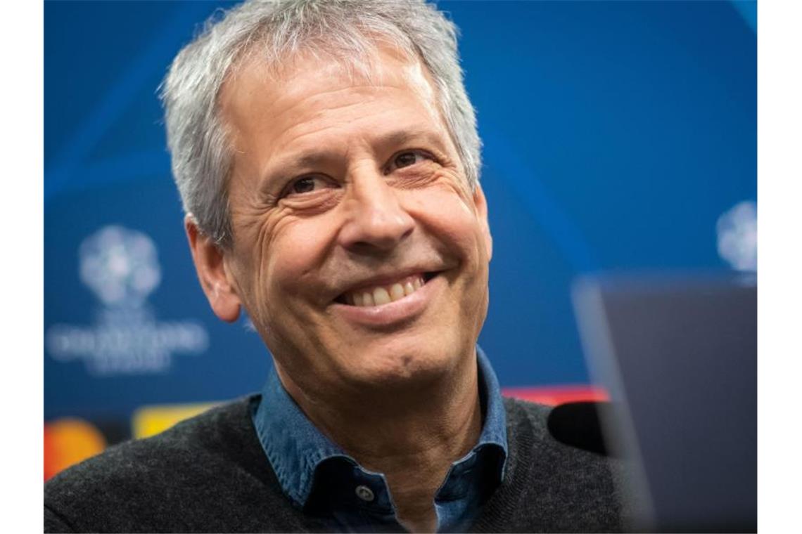 Gut gelaunt trotz drohenden Königsklassen-Aus: BVB-Coach Lucien Favre. Foto: Bernd Thissen/dpa