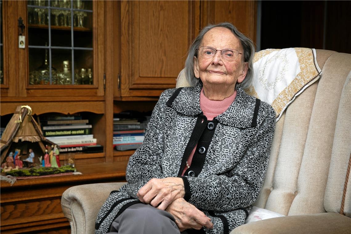 Eleonore Pfeil feiert heute ihren 100. Geburtstag Gut gelaunt und bestens präpariert empfängt Eleonore Pfeil im Vorfeld ihres ganz besonderen Geburtstags die Lokalzeitung. Foto: A. Becher