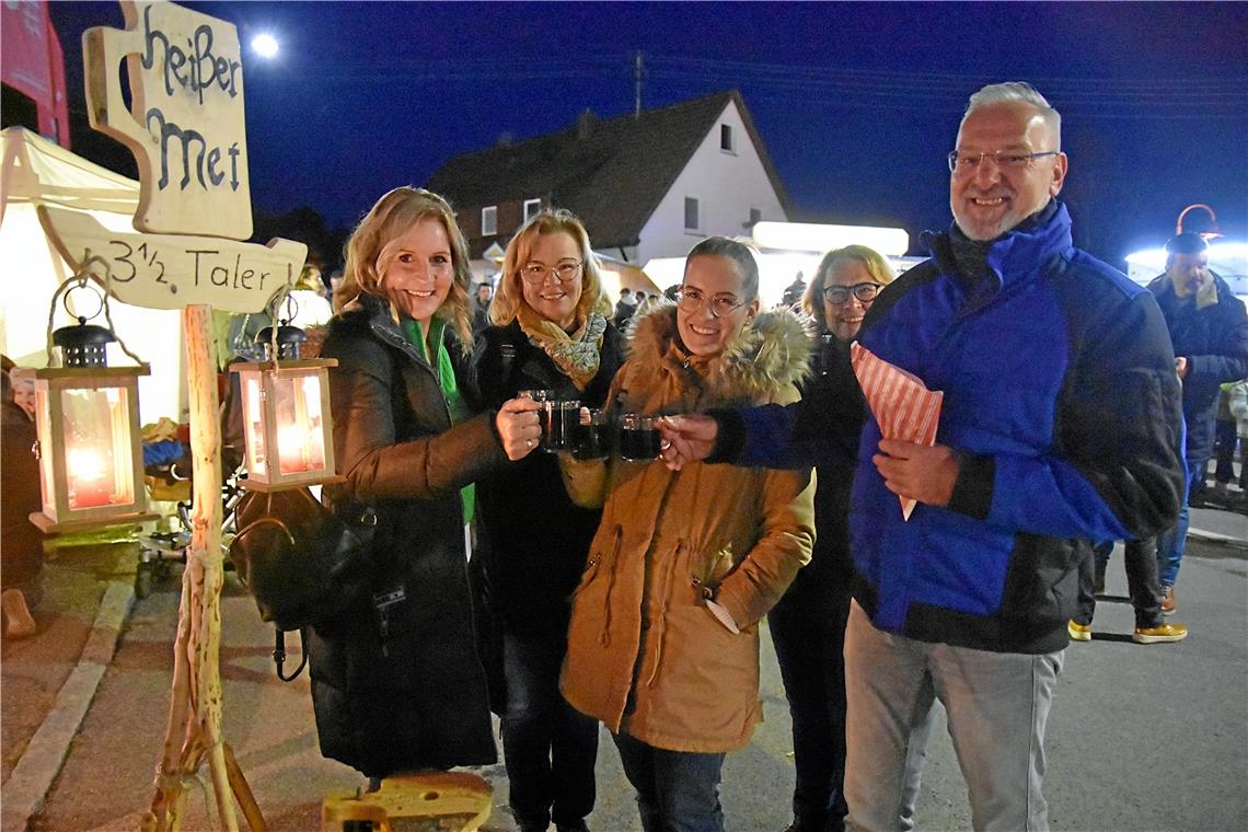 Gut gelaunte Runde aus Spiegelberg und Sulzbach an der Murr beim ersten Glühwein dieses Jahr – nach dem gemeinsam Spaziergang von Spiegelberg nach Jux.