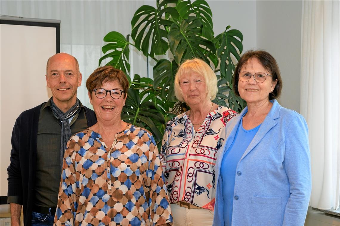 Gut gelaunte Runde mit (von links) geschäftsführendem Vorstand Thomas Nehr, Karin Holspach-Richter, Edith Albrechts und Gerda Kaufmann-Eckerle beim Treffen in der Diakoniestation in Murrhardt. Foto: Stefan Bossow