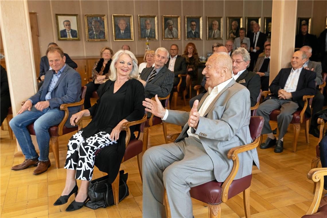 90 Jahre und kein bisschen leise Gut gelaunter Jubilar: Altstadtrat Alfred Bauer mit Ehefrau Gisela und Sohn Jörg (links). Foto: A. Becher