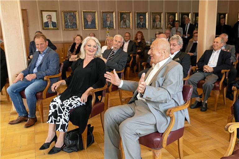 Gut gelaunter Jubilar: Altstadtrat Alfred Bauer mit Ehefrau Gisela und Sohn Jörg (links). Foto: A. Becher