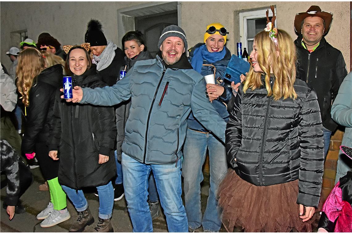 Gut gelauntes Publikum entlang der Hauptstraße in Unterbrüden. Nachtumzug der Sc...
