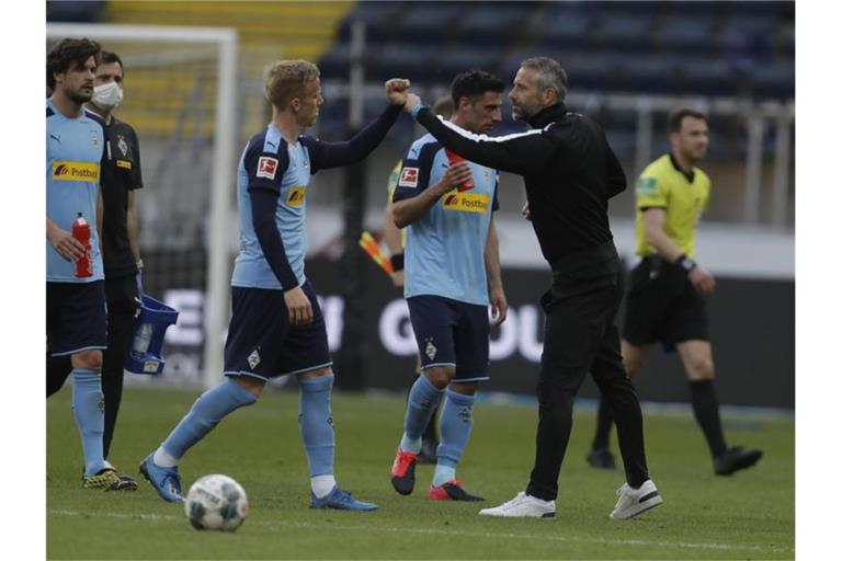 Gut gemacht: Die Gladbach-Profis feiern mit Coach Marco Rose (r) den zweiten Geisterspiel-Sieg. Foto: Michael Probst/AP-Pool/dpa