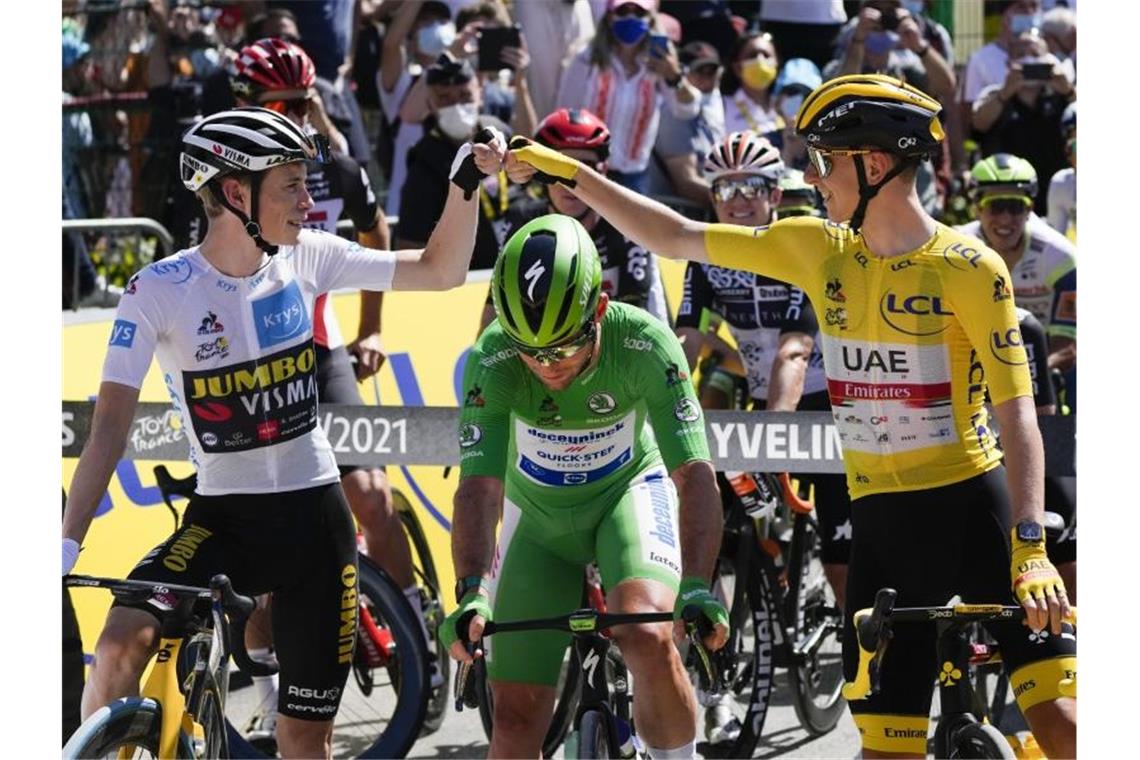 Pogacar auf dem Thron von Paris - Van Aerts irres Triple Gut gemacht: Jonas Vingegaard (l) gratuliert Tadej Pogacar (r) vor dem Start vorab zum zweiten Tour-Sieg. Foto: Daniel Cole/AP/dpa