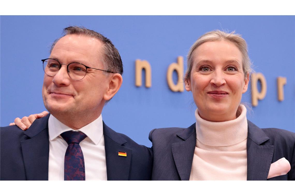 AfD in Umfrage erstmals vor Union auf Platz eins Gut sechs Wochen nach der Bundestagswahl freut sich die AfD über weiter steigende Umfrageergebnisse.