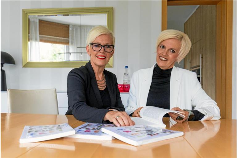 Gut zehn Jahre lang haben Sabine Eisenmann (links) und Sandra Leitner-Wölfer an ihrem Buch gearbeitet. Foto: Alexander Becher