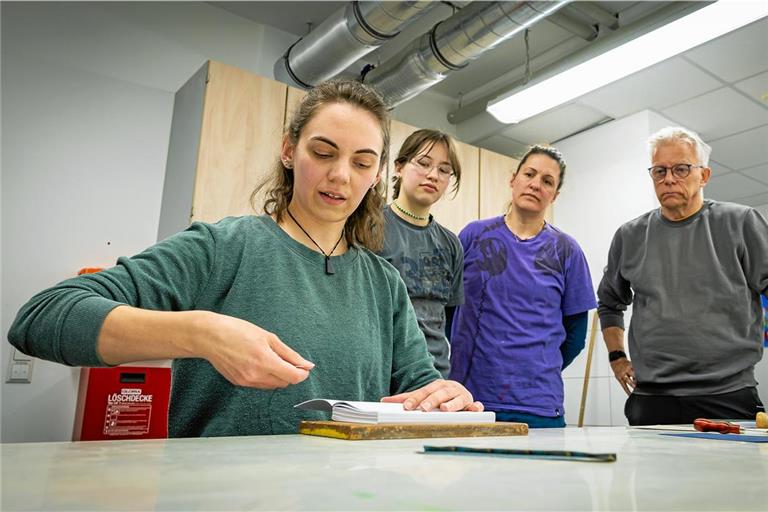 Gut zugucken, bevor sie selbst starten: Larissa Ebel (von links) zeigt Matilda und Nicol Sauter sowie Christian Kiefer den „Broschurstich“.
