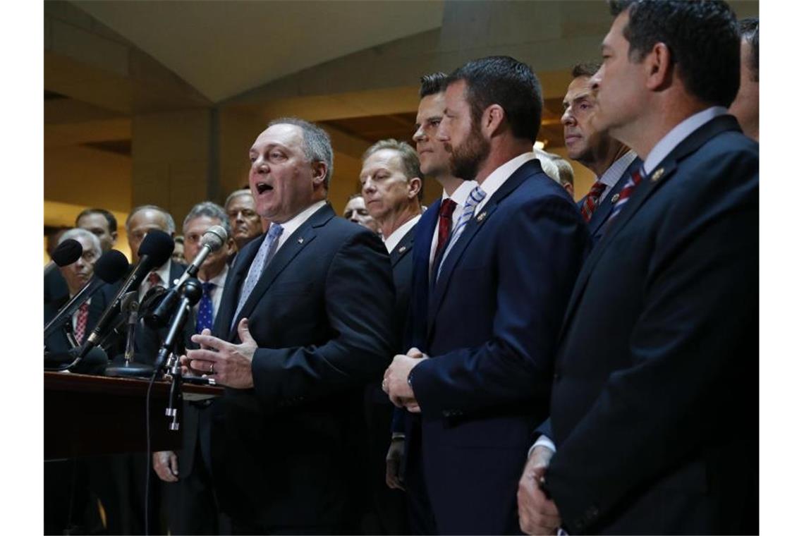 Eklat im Kongress: US-Republikaner stürmen Ukraine-Anhörung Gut zwei Dutzend republikanische US-Abgeordnete haben mit lautstarkem Protest die Anhörung einer hochrangigen Mitarbeiterin des Verteidigungsministeriums in der Ukraine-Affäre gestört. Foto: Patrick Semansky/AP/dpa