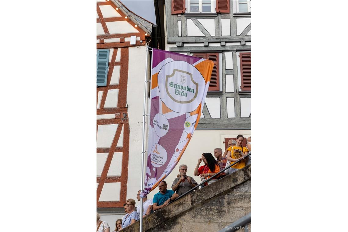 Gute Aussichten auf die Bühne auf dem Marktplatz bietet die Treppe über dem Brun...