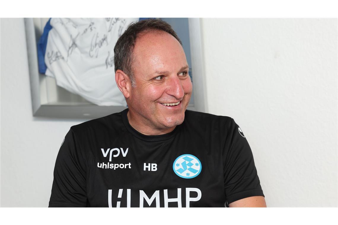 Gute Laune am ersten Trainingstag: Chefcoach Holger Bachthaler.