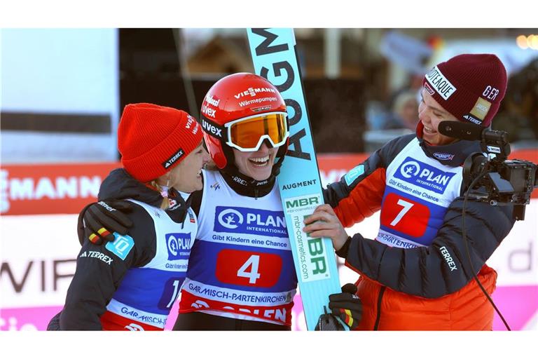 Gute Laune bei den deutschen Skispringerinnen.