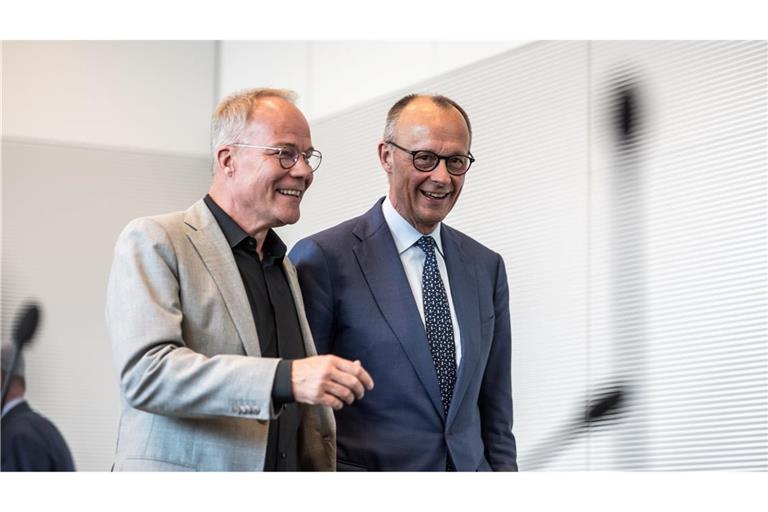 Gute Laune bei SPD-Fraktionschef Miersch und Kanzler Merz, zumindest für diesen Tag.