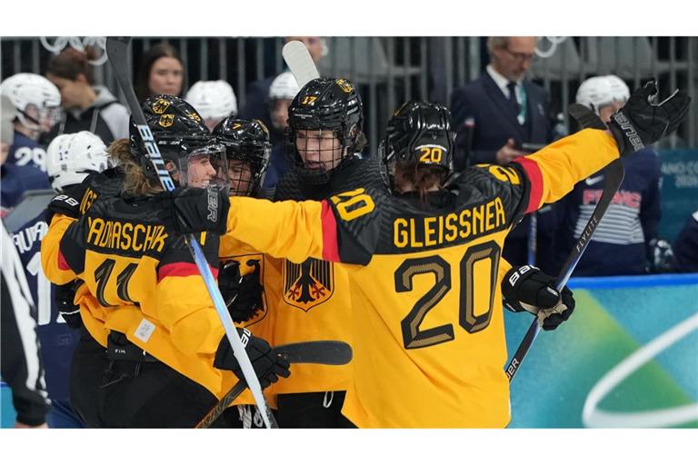 Gute Laune: Das DEB-Team um Kapitänin Daria Gleißner feiert Torschützin Laura Kluge nach dem 1:0.