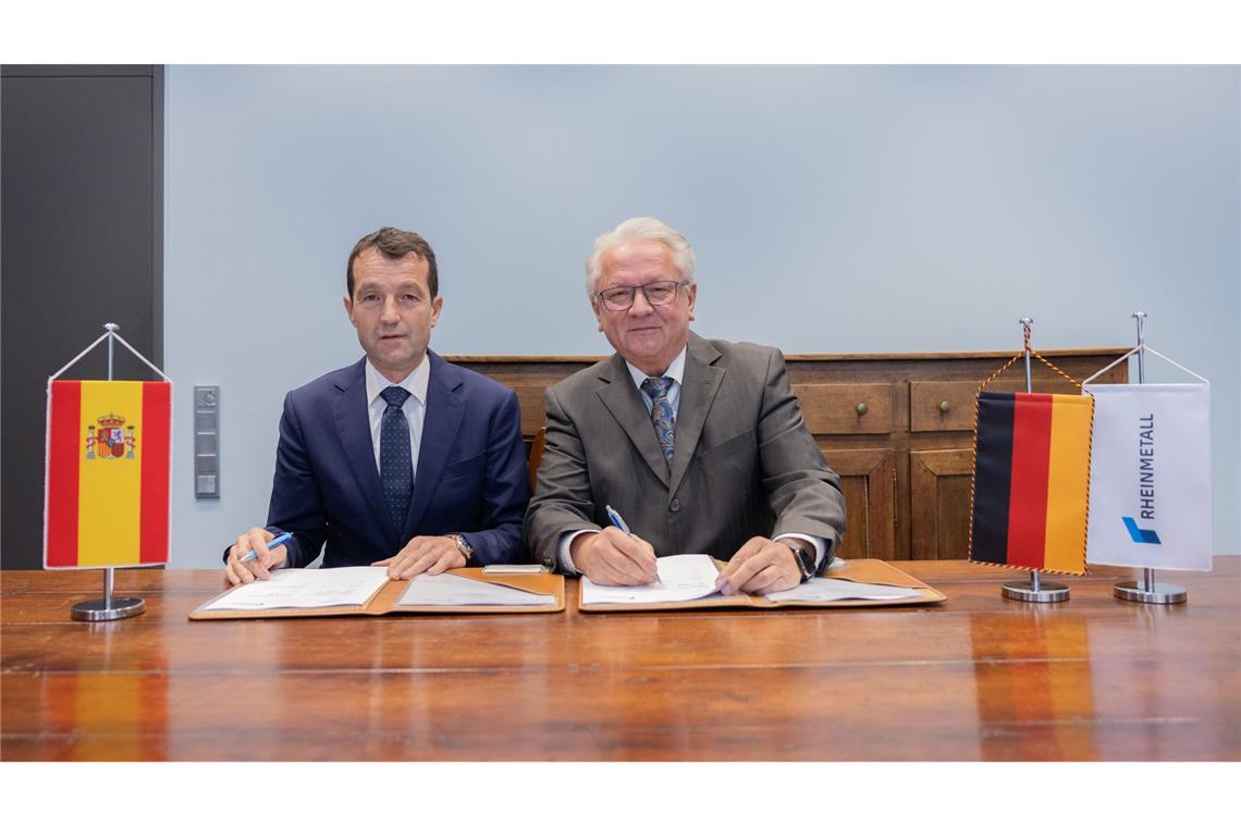 Gute Laune nach der Unterschrift.