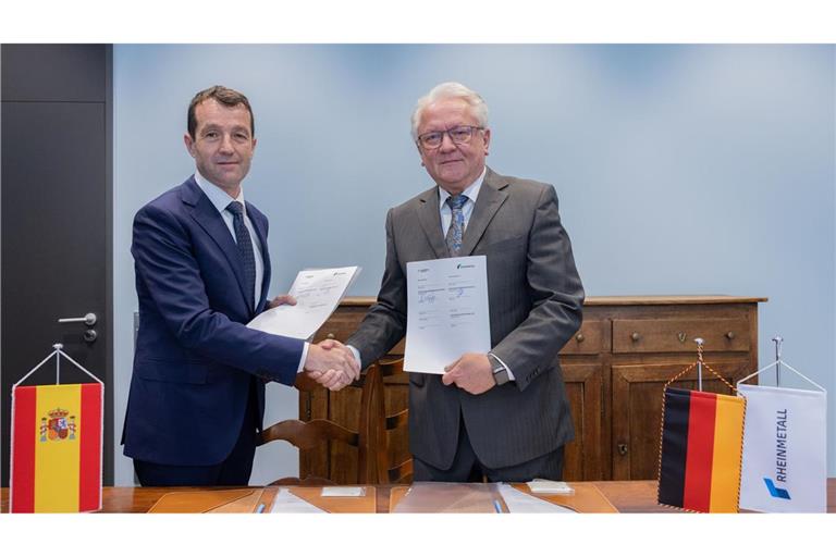 Gute Laune nach der Unterschrift: Indra-Chef Ángel Escribano und Rheinmetall-Chef Armin Papperger.