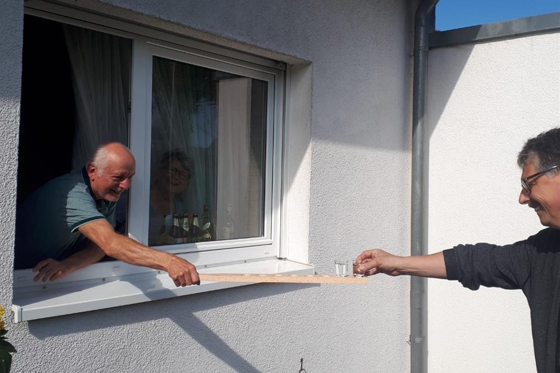 Mutmacher in schwierigen Zeiten Gute Nachbarschaft geht auch mit Sicherheitsabstand, wie dieses Foto beweist, das uns unser Leser Rainer Drexler aus Kirchberg an der Murr geschickt hat. Foto: privat