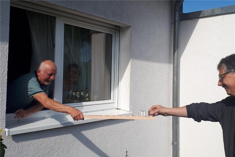 Gute Nachbarschaft geht auch mit Sicherheitsabstand, wie dieses Foto beweist, das uns unser Leser Rainer Drexler aus Kirchberg an der Murr geschickt hat. Foto: privat