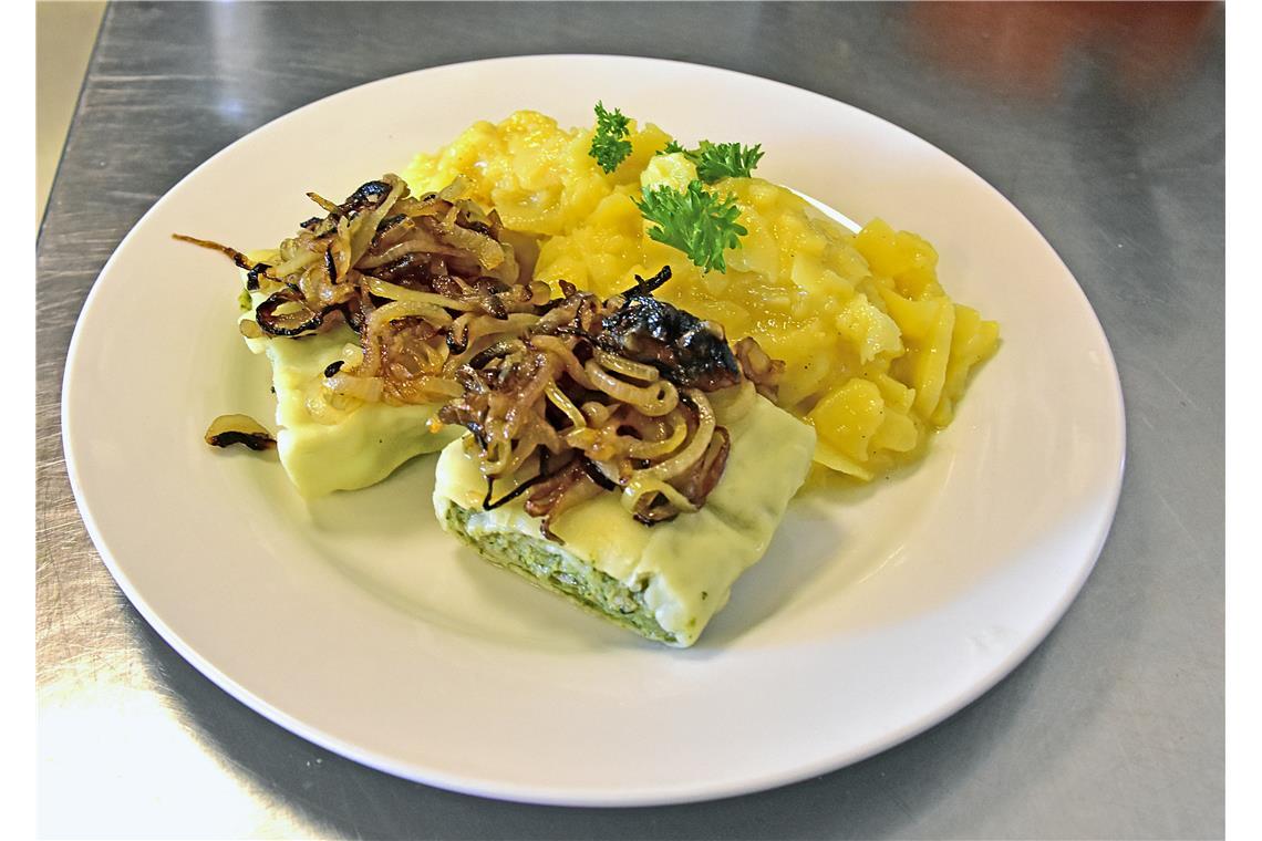Gute schwäbische Küche. Maultaschen mit Zwiebeln und Kartoffelsalat. Der letzte ...