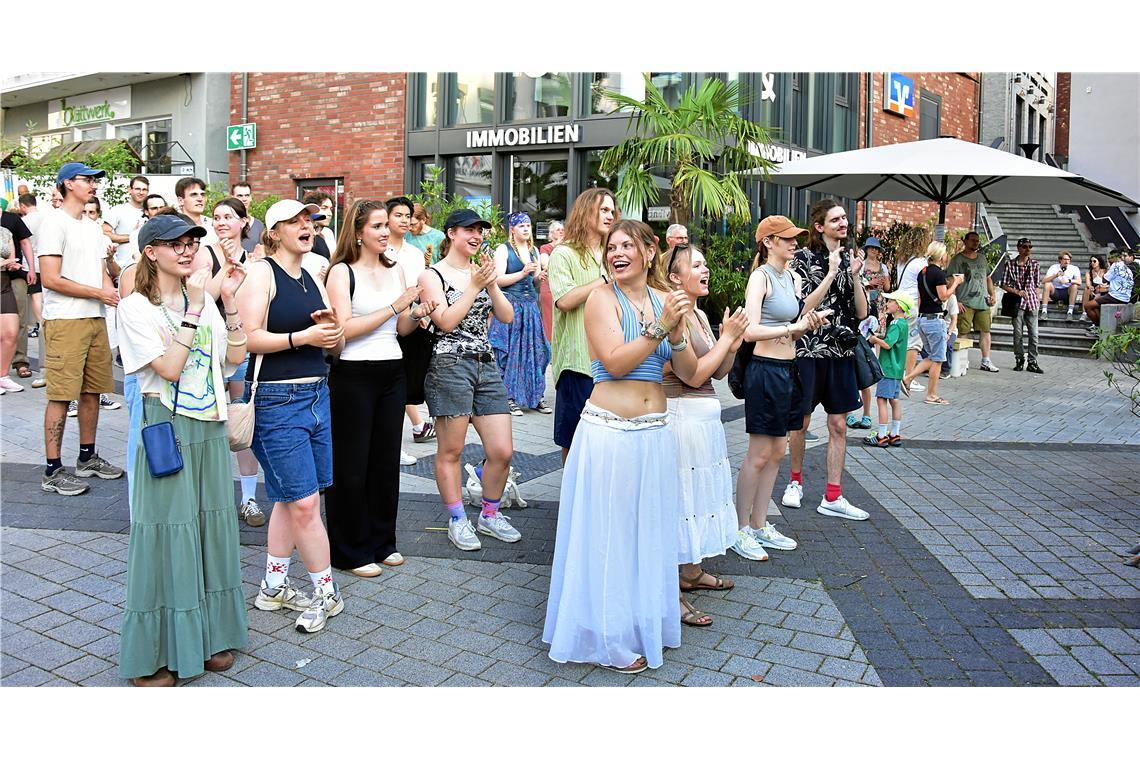 Gute Stimmung an der Bühne am Obstmarkt. 