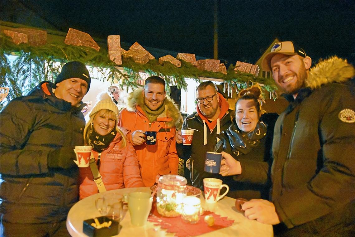 Gute Stimmung beim SV Allmersbach auf dem Weihnachtsmarkt in Allmersbach im Tal.