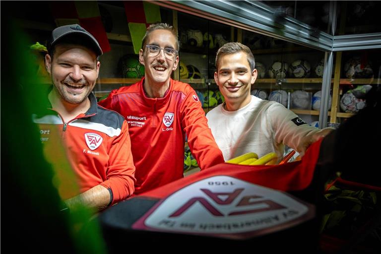 Gute Stimmung im „Ballraum“ des SV Allmersbach. Für Co-Trainer Florian Mrasek (links) und Kapitän Tim Wehrsig (rechts) ist es ganz klar: „Luca gehört zu uns.“Foto: Alexander Becher