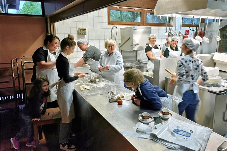 Gute Stimmung in der Küche der Auenwaldhalle. Frauen aus der Ukraine bereiten Speisen wie Pelmeni für den Festtag vor. Foto: F. Muhl
