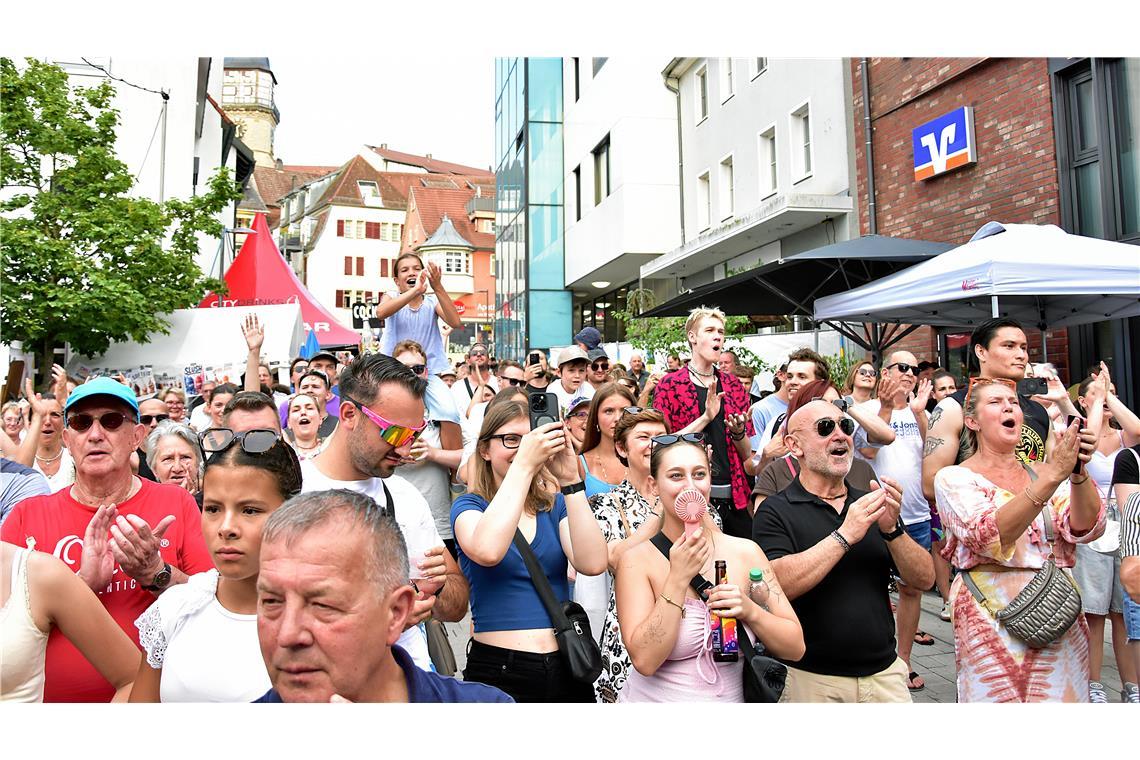 Gute Stimmung vor der Bühne.