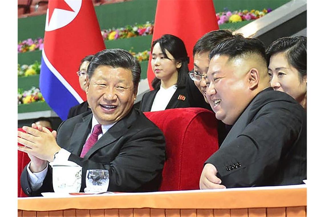 Gute Stimmung zwischen Xi Jinping (l.), Präsident von China, und Norkoreas Machthaber Kim Jong Un. Foto: KCNA/KNS/AP