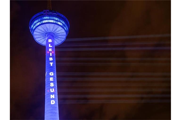 Gute Wünsche zum vierten Advent: In Köln strahlt der Funkturm mit den Worten "Bleibt gesund". Foto: Henning Kaiser/dpa