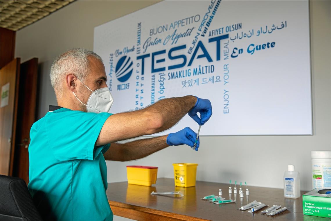 Guten Appetit! Betriebsarzt Charles Dazzan bereitet in der Tesat-Kantine die Impfung für Beschäftigte des Unternehmens vor.Foto: A. Becher