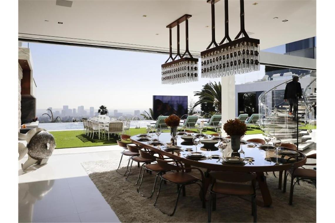 US-Luxusvilla mit 21 Badezimmern für 94 Mio. Dollar verkauft Guten Appetit: Ein Blick in den Esszimmer-Bereich und die Terrasse der Villa „Billionaire“. Foto: Jae C. Hong/AP/dpa