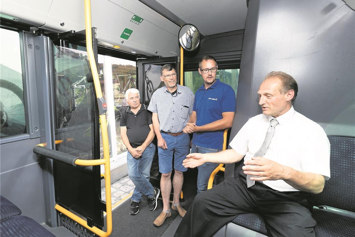 Guter Betreuungsschlüssel: Tobias Schmidt (Zweiter von rechts) führt Roland Anton Krojer (rechts), Gerd Linke (Zweiter von links) und Erdinc Tekin (links) in die Technik des E-Busses ein, der in Murrhardt beim Bahnhof besichtigt werden konnte. Foto: J. Fiedler