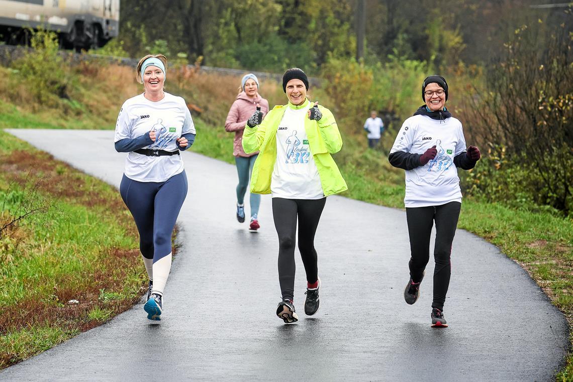 Die Laufend-BKZ-Gruppe entfaltet ihre volle Dynamik Guter Dinge, auch wenn das Wetter mal nicht so mitspielt: Stefanie Kurasch, Nicole Rehan und Stefanie Hoffmann (von links) beim 10-Kilometer-Testlauf. Foto: Alexander Becher