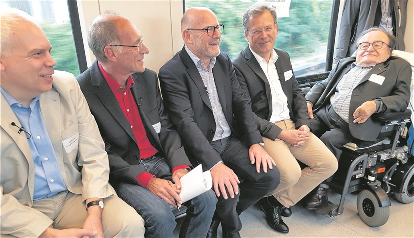 „Es gibt noch viel zu tun auf der Schiene“ Guter Gesprächsaustausch im Zug (von links): Matthias Lieb, Vorsitzender des Fahrgastbeirats, Moderator Stefan Siller, Verkehrsminister Winfried Hermann, David Weltzien, DB-Vorsitzender Regionalleitung Baden-Württemberg, und Willi Rudolf, Mitglied des Fahrgastbeirats. Foto: Y. Weirauch