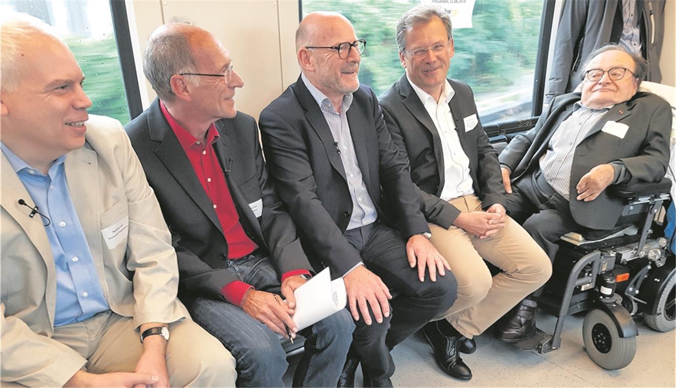 Guter Gesprächsaustausch im Zug (von links): Matthias Lieb, Vorsitzender des Fahrgastbeirats, Moderator Stefan Siller, Verkehrsminister Winfried Hermann, David Weltzien, DB-Vorsitzender Regionalleitung Baden-Württemberg, und Willi Rudolf, Mitglied des Fahrgastbeirats. Foto: Y. Weirauch