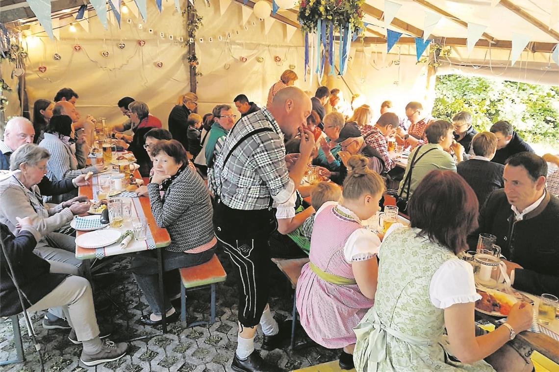 Feiern wie auf einem kleinen Volksfest Gutes Essen, geselliges Beisammensein: Zum Nachbarschaftsfest kommen zwischen 30 und 40 Leute. Manch einer bringt Salate oder Nachtisch fürs Buffet mit. Dann wird gemütlich gegessen, getrunken und geredet. Fotos: privat/Y. Weirauch