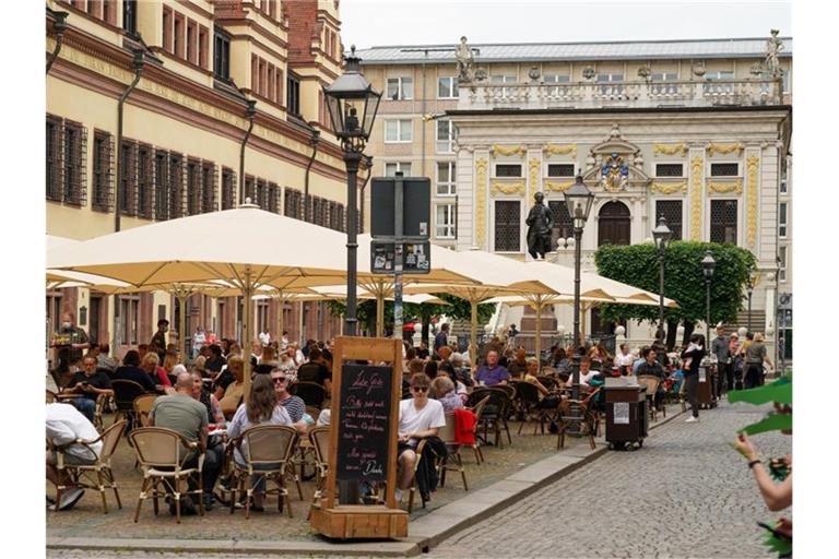 Gutes Wetter und die Lockerungen im Bereich des Einzelhandels sowie der Gastronomie zogen die Menschen in die Innenstadt von Leipzig. Foto: Peter Endig/dpa-Zentralbild/dpa