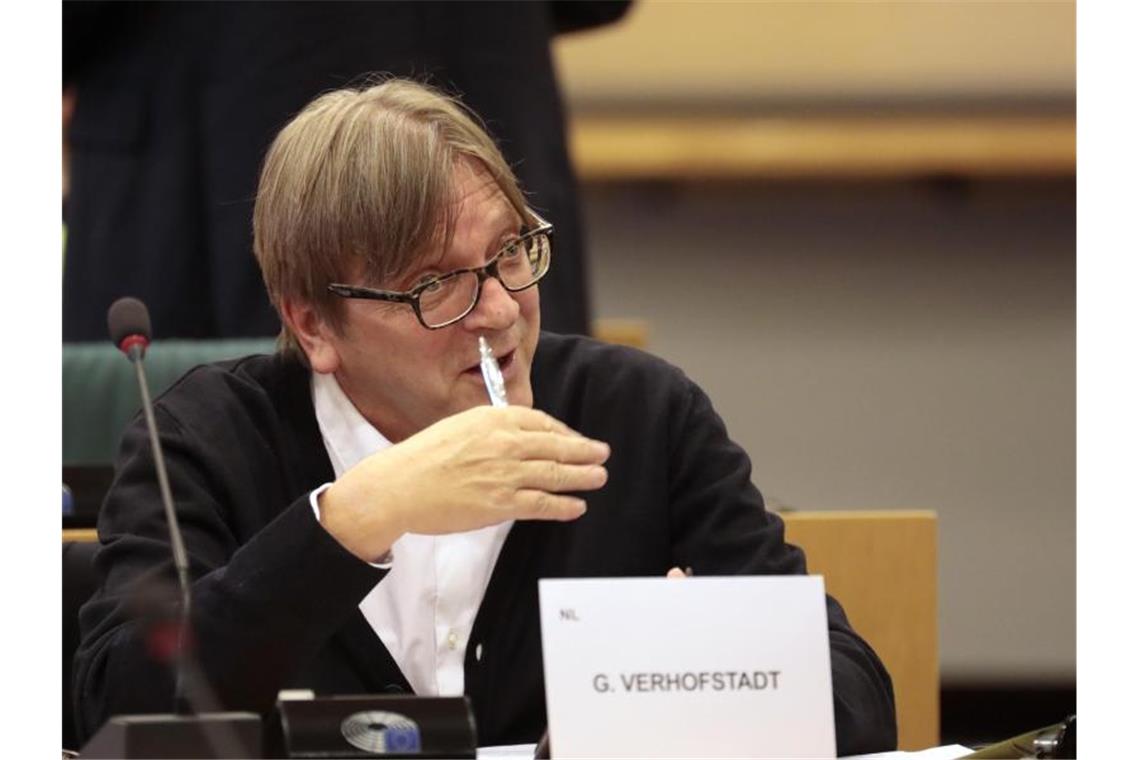 Guy Verhofstadt, Vorsitzender der Brexit-Steuerungsgruppe, stellt Bedingungen für die Ratifizierung des neuen EU-Austrittsvertrags mit Großbritannien. Foto: Virginia Mayo/AP/dpa