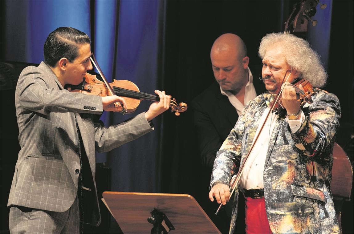 „Gypsy-Gipfeltreffen“ mit Sandro Roy (links) und Roby Lakatos (rechts) als Front- und weiteren Musikern. Foto: A. Becher