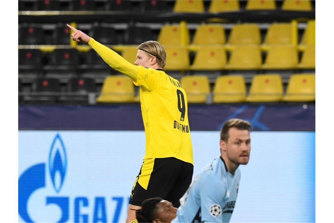 Haaland (l) dreht nach seinem Treffer zum 1:0 jubelnd ab. Foto: Bernd Thissen/dpa