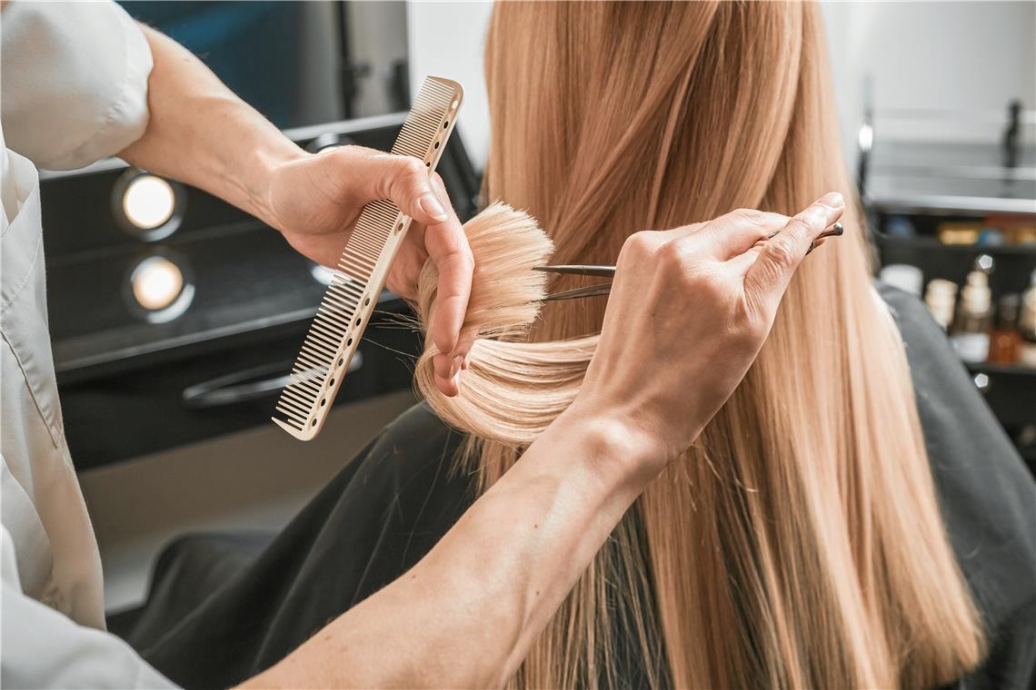 Haare ab: Für die meisten wird der Friseurbesuch nach Wochen ohne Haareschneiden dringend nötig gewesen sein. 