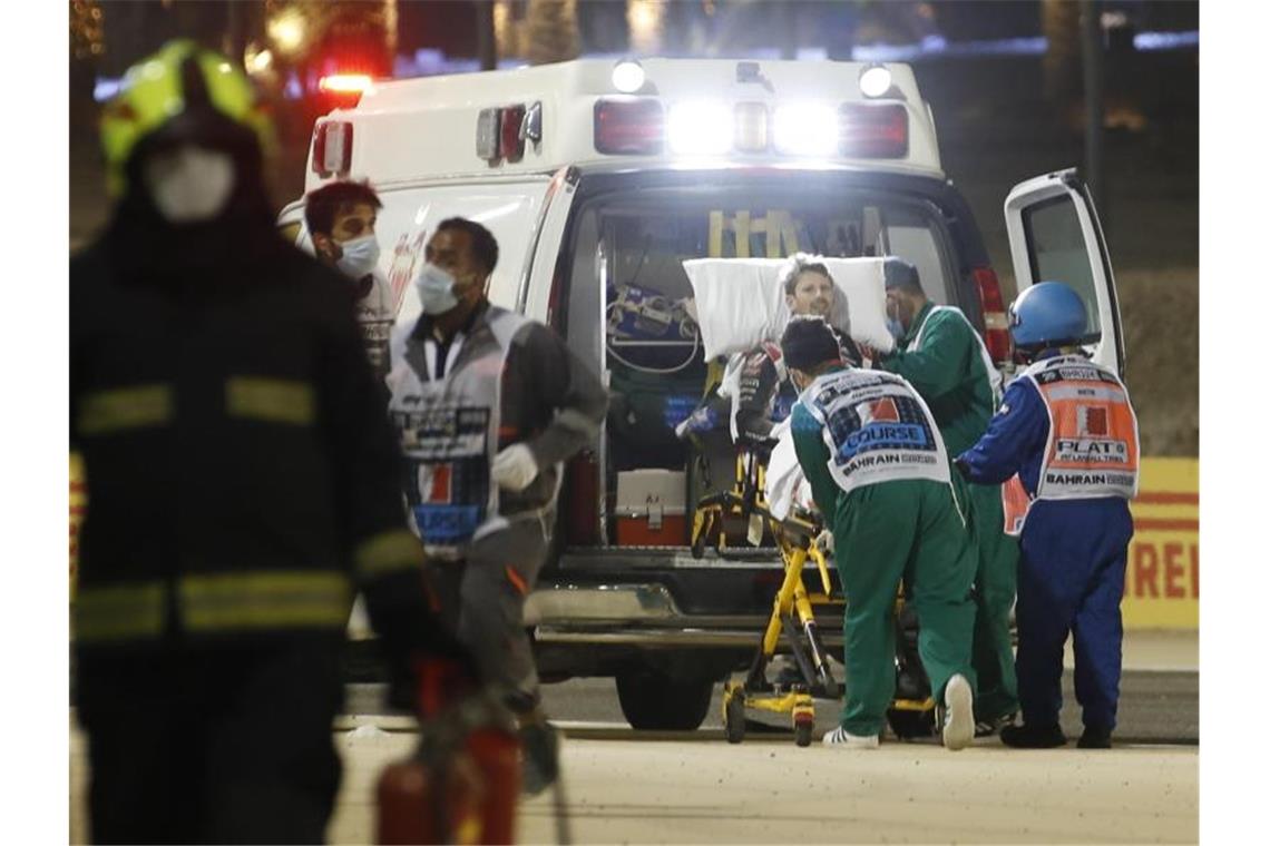 Haas-Pilot wird nach seinem Unfall ins Krankenhaus gebracht. Foto: Hamad Mohammed/Pool Reuters/AP/dpa
