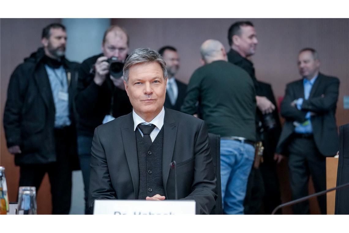 Zwölf Stunden mit Scholz und Habeck: U-Ausschuss endet Habeck gab sich im Ausschuss kämpferisch.