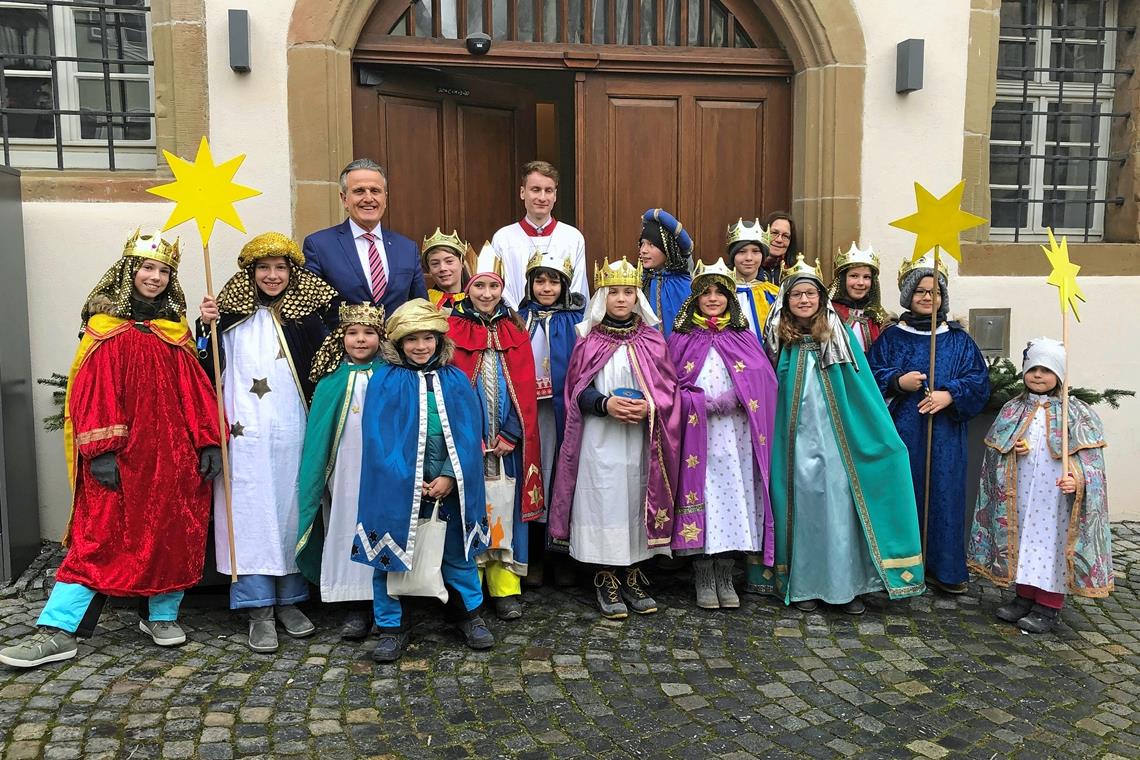 Sternsinger tragen Segen in jedes Haus Haben auch bei Oberbürgermeister Frank Nopper vor dem Backnanger Rathaus vorbeigeschaut und den traditionellen Segensspruch „Christus segne dieses Haus“ in der überlieferten Form 20*C+M+B*20 über die Tür geschrieben. Foto: privat